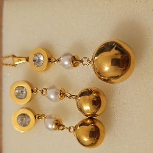 Earing and necklace with pearls